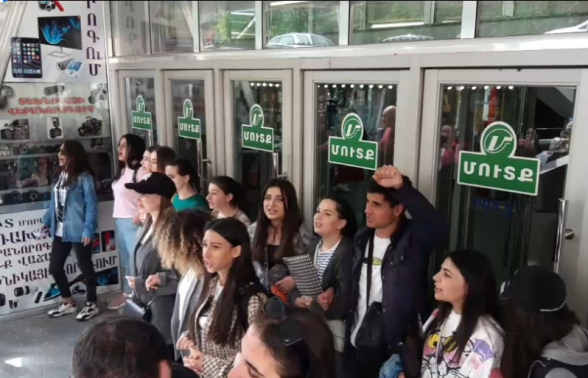 В ответ на грубые действия полиции молодежь заблокировала входы на станцию метро «Еритасардакан» (видео)